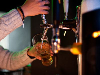 Ученые подсчитали, сколько все мы заплатили за вред, связанный с алкоголем - Наука и здоровье