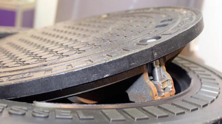 В Укмергском районе два человека провалились в канализационный люк, мужчина погиб, женщину удалось спасти 


 - Литва и страны Балтии