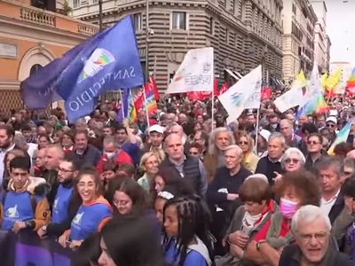СМИ: Около 50 тысяч человек приняли участие в мирной демонстрации в центре Рима - В Мире