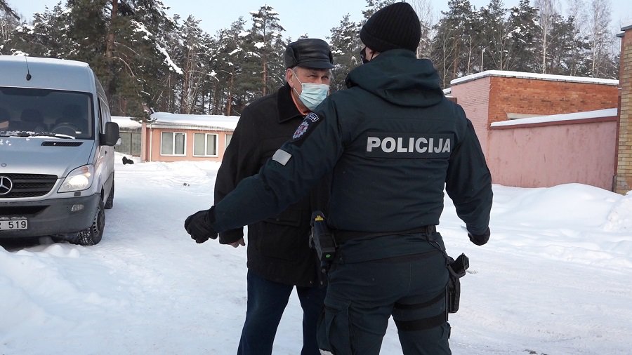 Субботний рейд полиции: одним – штрафы, другим – подарки (видео) - В Висагинасе