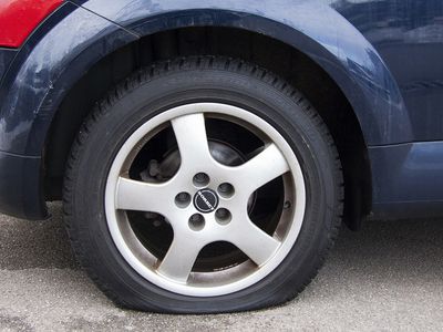 От кого и как требовать возмещения ущерба за поврежденное из-за ям на дорогах колесо? - Это интересно