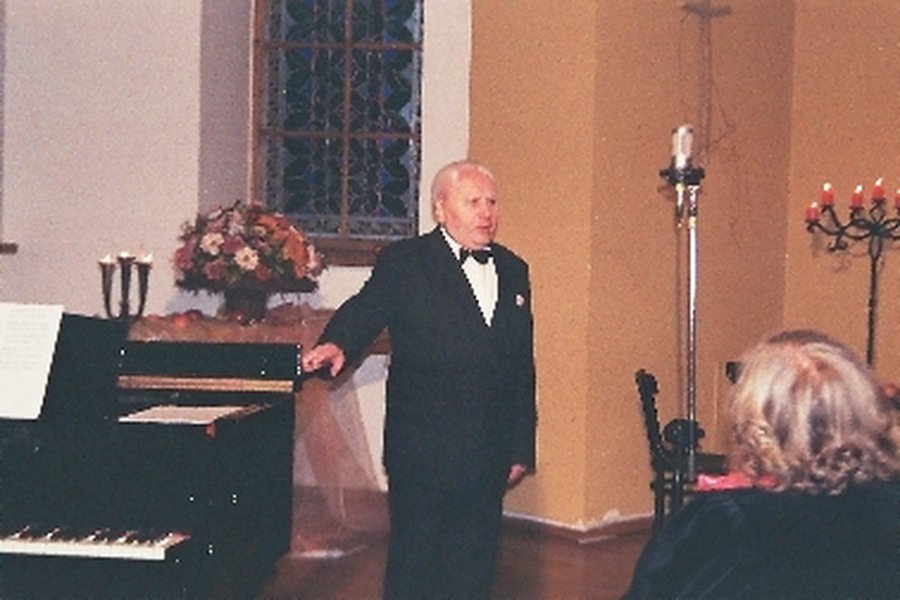  Что красивей, чем песни о цветах и звездах?  Ответит каждый: песни о любви!
                                                                         - В Висагинасе