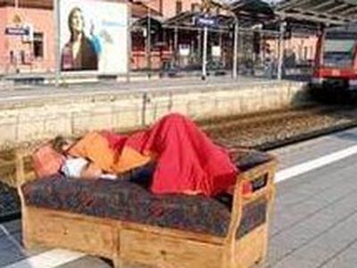 Пьяного немца прямо на диване отправили поездом в Мюнхен - Хобби, отдых и развлечения