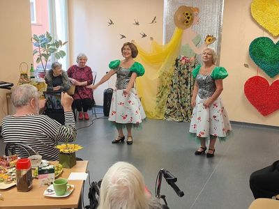 В отделении опеки Висагинского центра социальных услуг отметили День пожилых людей (видео) - В Висагинасе