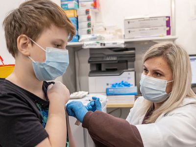 От COVID-19 уже привились более пяти с половиной тысяч детей в возрасте 5-11 лет - Литва и страны Балтии
