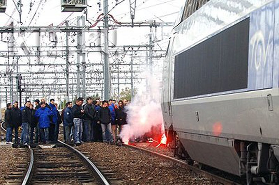 Во Франции остановился транспорт и не работает почта  - В Мире