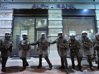 Полицейские Греции пригрозили арестовать чиновников МВФ - В Мире