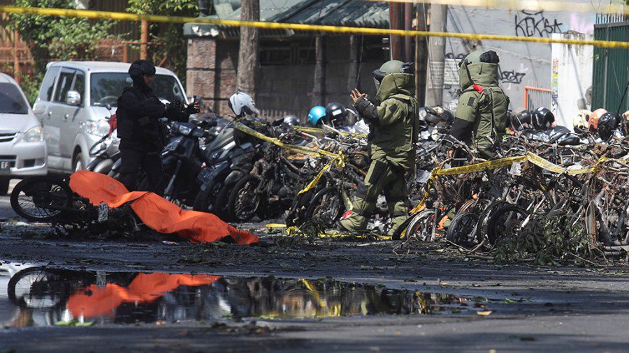 Взрывы в Индонезии устроила семья с детьми - В Мире