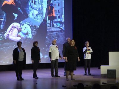 Маки, цветущие на снегу (видео) - В Висагинасе