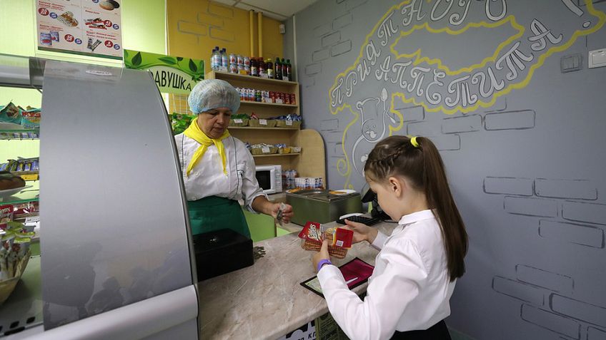 В Госдуме РФ предложили запретить продажу в школах газировки, чипсов и сухариков