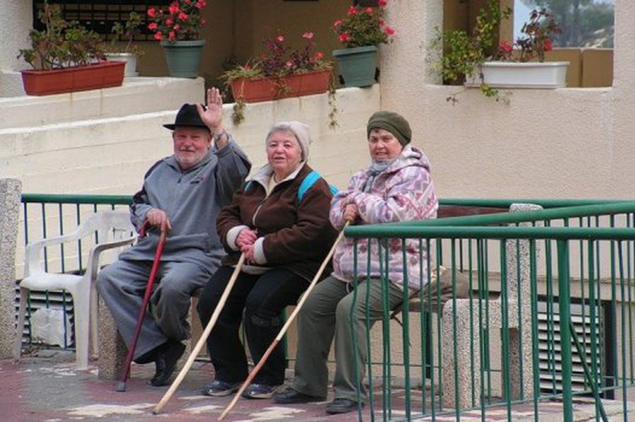 Правительство решило начать продление возраста выхода на пенсию с 2012 г. и оставить сниженными взносы в пенсионные фонды - Литва и страны Балтии