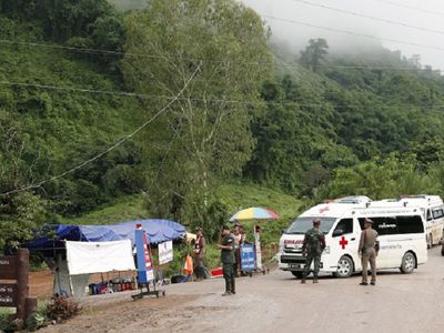 Как пытаются спасти школьников из затопленной пещеры в Таиланде - В Мире