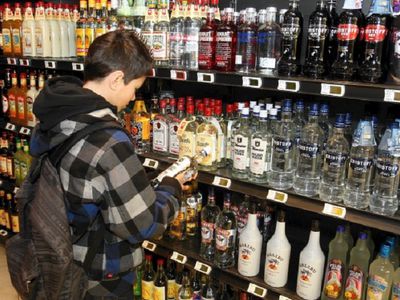 Каждый десятый пятиклассник и половина девятиклассников употребляют алкоголь до опьянения - Литва и страны Балтии