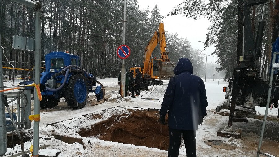 Часть домов по ул. Космосо и дом Парко 1/2 остались без воды (фотогалерея) - В Висагинасе