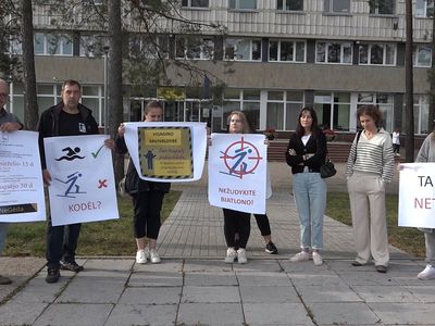Терпение родителей лопнуло. Пикет у стен самоуправления (видео) - В Висагинасе