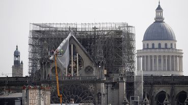 Darbininkai ant Paryžiaus katedros stogo nepaisė draudimo rūkyti