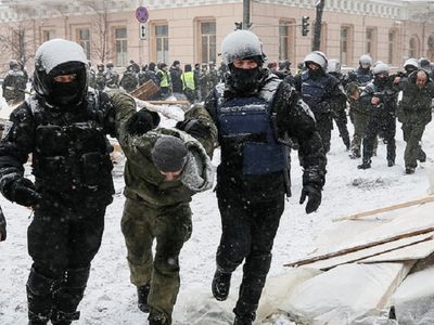 Киевская полиция провела рейд в палаточном лагере демонстрантов возле здания Рады - В Мире