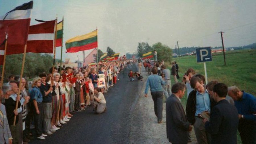 Пилот, бросавший цветы с самолета во время Балтийского пути: никогда не забуду то, что видел - Литва и страны Балтии