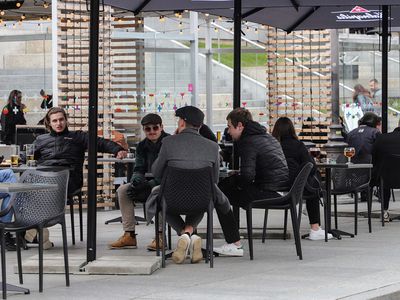 Правительство разрешило учреждениям общепита работать до 22 часов - Литва и страны Балтии