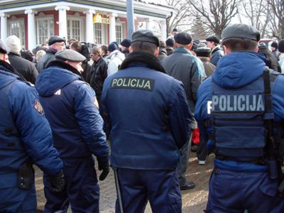 Полиция Латвии создает спецотряды на случай гибридной войны - Литва и страны Балтии