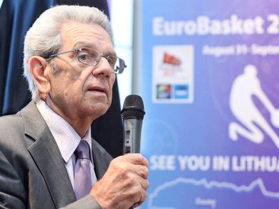 Президент Литвы и спикер Сейма поздравили легендарного тренера Владаса Гарастаса с 80-летием

 - Культурные и спортивные мероприятия