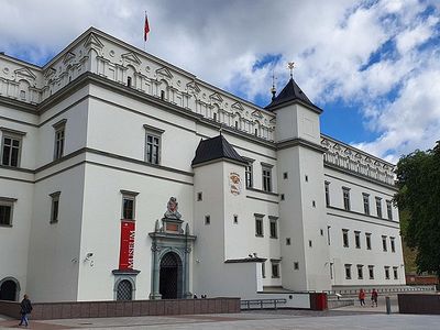 На стене Великокняжеского дворца увековечена созданная в Литве единица измерения длины - Литва и страны Балтии