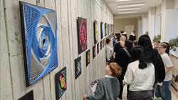 «Нито дизайн». В Висагинасе открылась выставка необычных картин (видео)