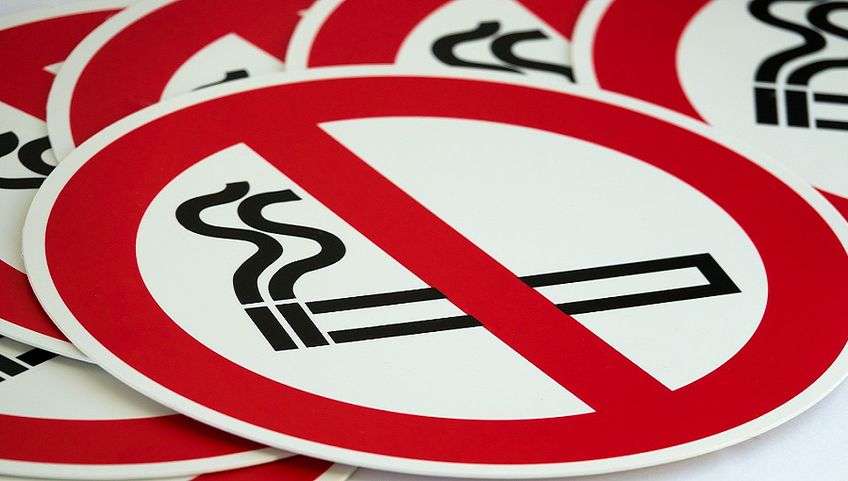 Сейм ввел запрет на курение на балконах многоквартирных домов, но есть условие