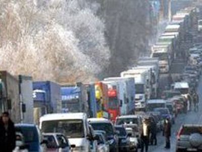 Литовским дальнобойщикам, застрявшим на границе с Россией, помогут литовские спасатели - Литва и страны Балтии