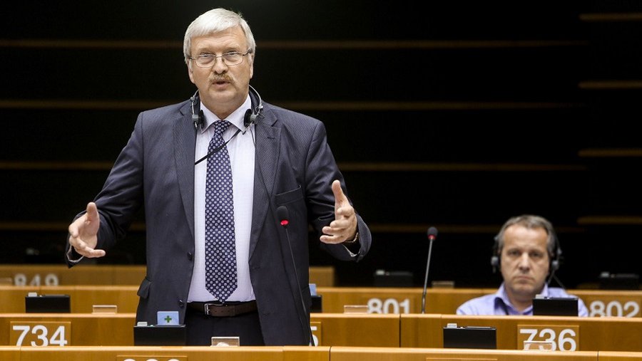 Б. Ропе вручил ЕП подписанную 52 тыс. граждан Литвы петицию - уравнять прямые выплаты - Литва и страны Балтии