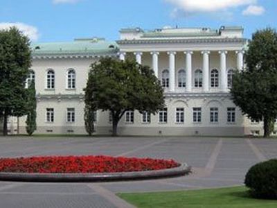 Литовцу помешали повеситься у президентского дворца - Литва и страны Балтии