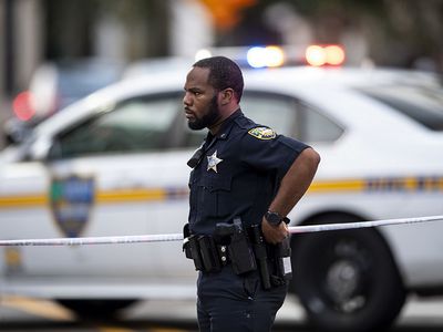 СМИ: во Флориде неизвестный открыл стрельбу у магазина - В Мире