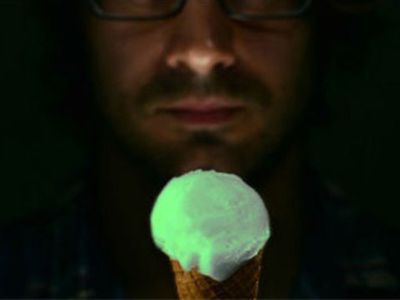 В Великобритании начали продавать мороженое, которое светится в темноте - Хобби, отдых и развлечения