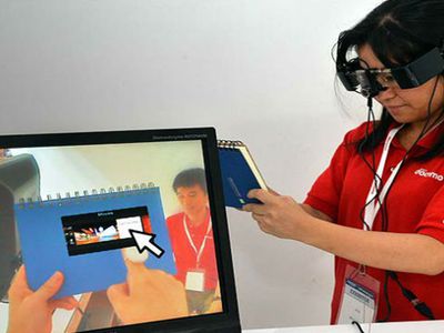 Японские очки заменят путешественникам переводчика - Наука и здоровье