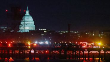 Во время столкновения пассажирского самолета с вертолетом вблизи Вашингтона погибло более 60 человек