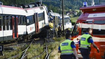 Šveicarijoje susidūrė du traukiniai, pranešama apie dešimtis sužeistųjų
