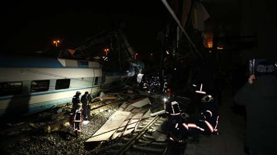 СМИ: в Турции скоростной поезд сошел с рельсов - В Мире