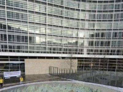 Еврокомиссия пообещала убрать возмутивший литовцев плакат - В Мире