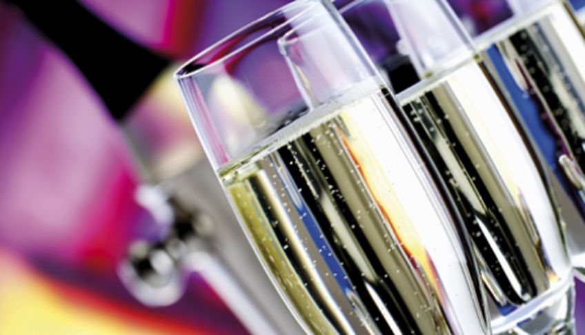 Европейцы стали меньше пить шампанское из-за кризиса