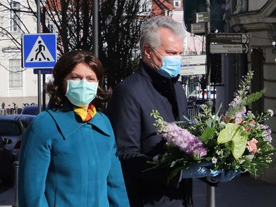 Г. Науседа возложил цветы к памятнику Й. Басанавичюсу: медики держатся прекрасно - Литва и страны Балтии