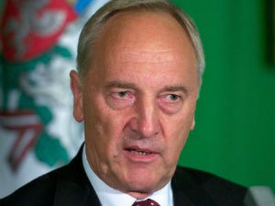 Президента Латвии попросили предоставить справку от геронтолога и психиатра - Литва и страны Балтии