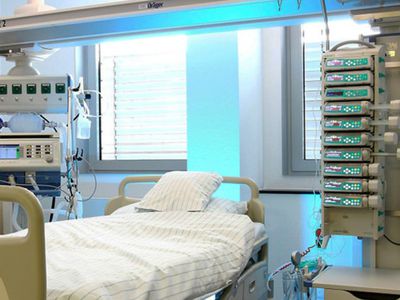 В Британии массово отменяют срочные операции, так как койки реанимации заняты больными смертельным гриппом - В Мире