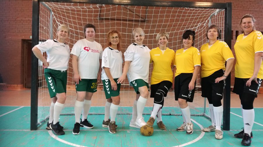 Висагинские «Атомные бабушки» победили футболисток из Мариямполе - В Висагинасе