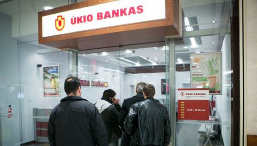 Выясняют, кто счастливчики, забравшие деньги перед закрытием банка Ūkio bankas

