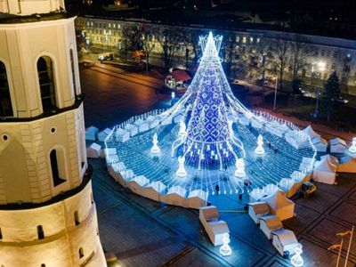 "Самая красивая": рождественская елка Вильнюса обогнала все европейские столицы - В Мире
