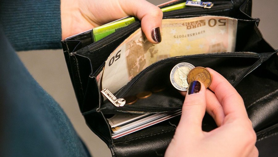 Парламент Литвы: в этом году необлагаемый налогами минимум увеличивается до 400 евро - Литва и страны Балтии