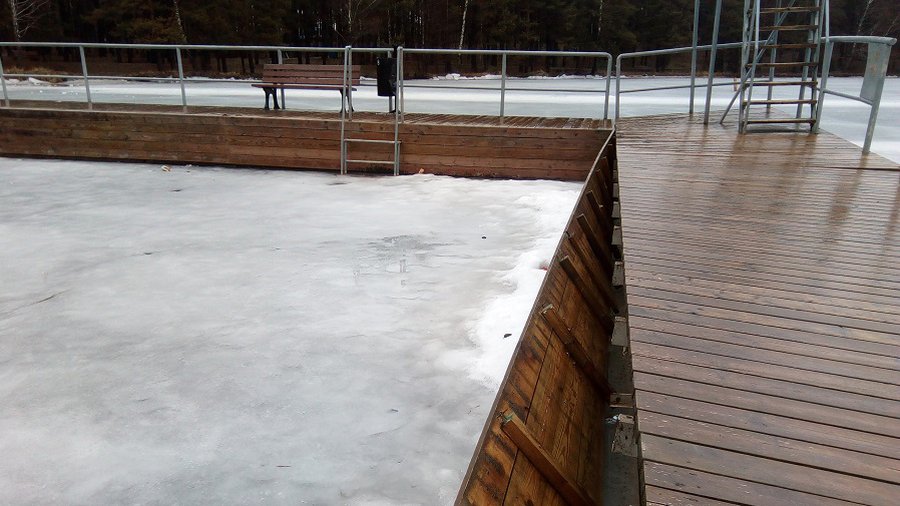 Пирс снова не устоял против льда, мини-библиотечка – против вандалов - В Висагинасе