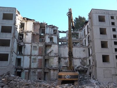 Идут работы по сносу дома по Фестивале, 5 (видео) - В Висагинасе