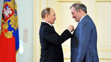 Путин вручил медали первым героям труда