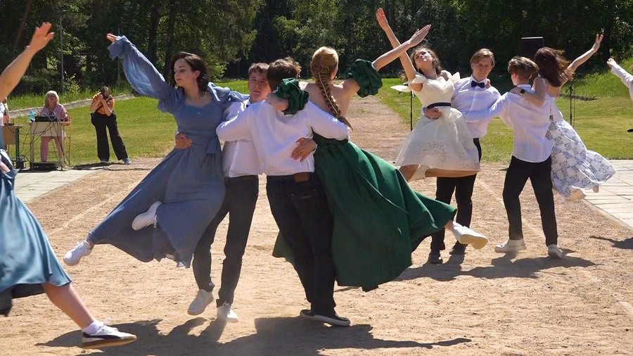 Последний звонок: трогательное прощание со школой (видео) - В Висагинасе